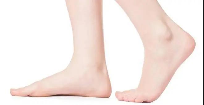 腳底艾灸你以為只是祛寒？竟還有這樣的功效！