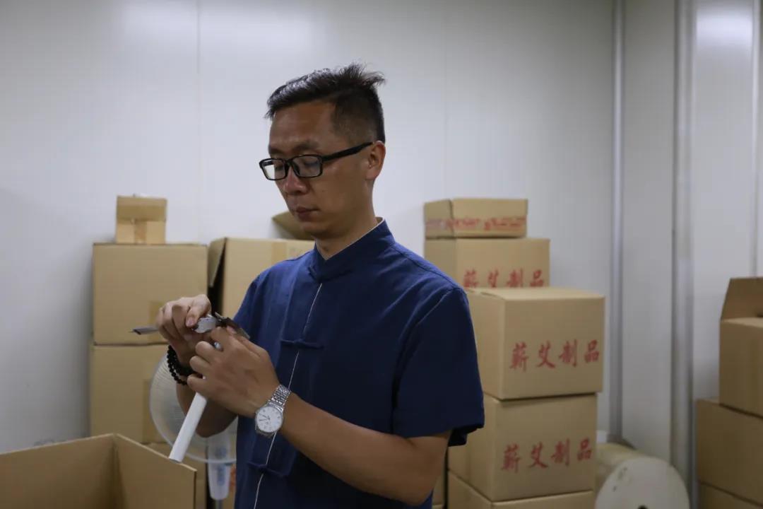 艾灸需用純艾條，手把手教你如何制艾