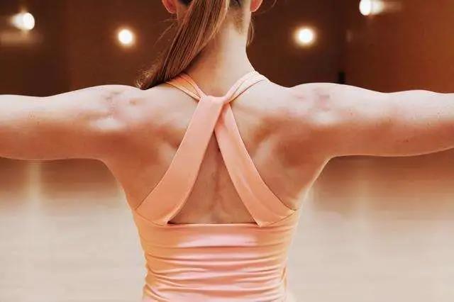 您的“背”正在泄露您的“病”,艾灸背部,生陽(yáng)氣，通經(jīng)絡(luò )，疾病消!